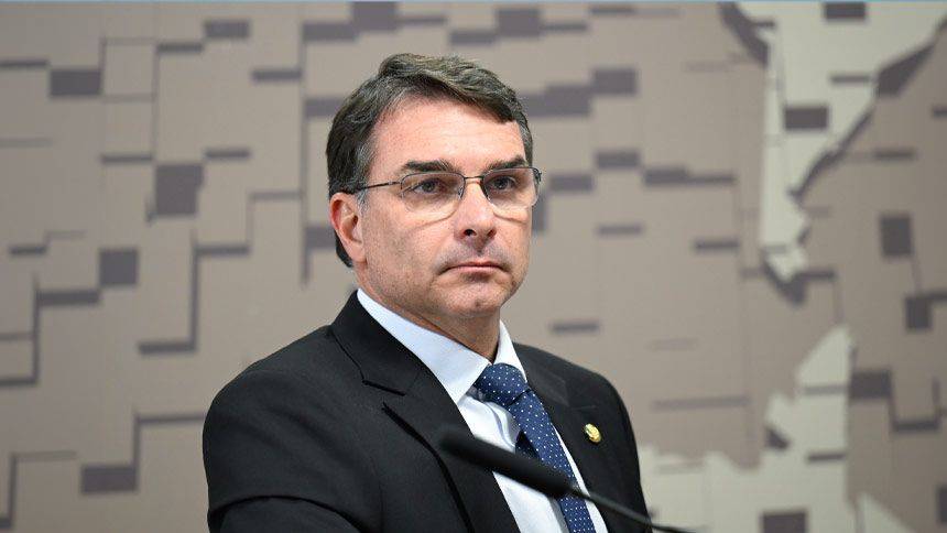 Flávio Bolsonaro manifesta solidariedade a Cabo Deyvison e defende classificação de facções como organizações terroristas