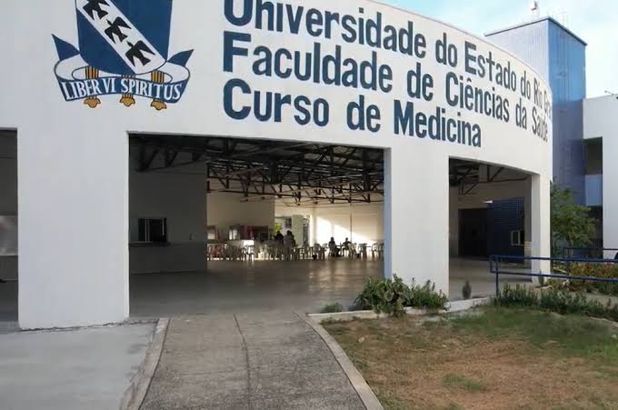 Alunos de Medicina da UERN denunciam erro administrativo que pode impedir acesso à residência médica