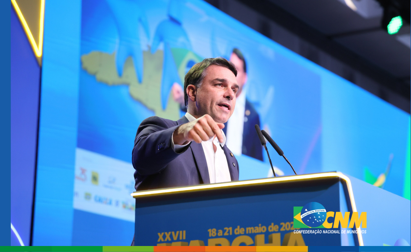 “Jamais desrespeitei ou humilhei uma mulher”, diz Flávio Bolsonaro ao responder críticas de Michelle