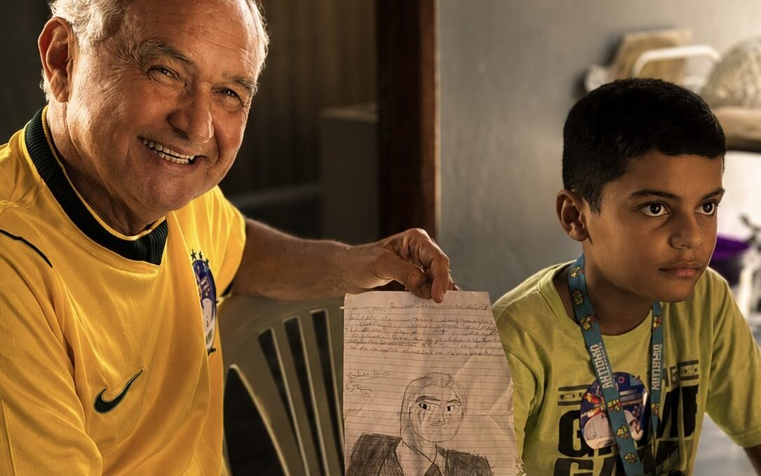 General Girão recebe homenagem emocionante de criança autista durante visita à Maísa