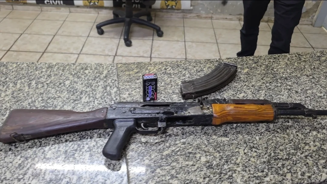 Fuzil AK-47 é apreendido com caminhoneiro pela PRF em Mossoró