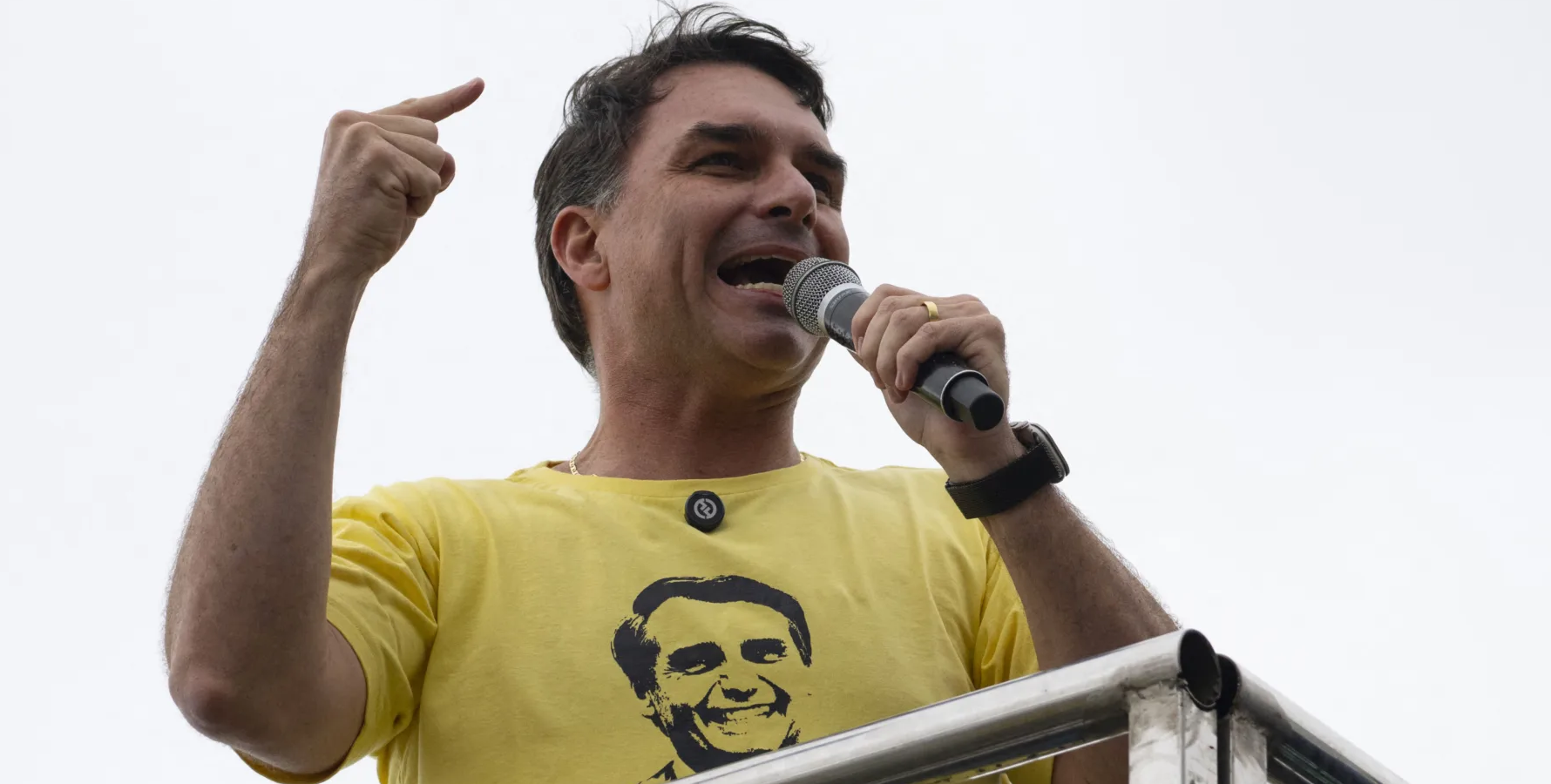 Flávio sozinho contra todos!
