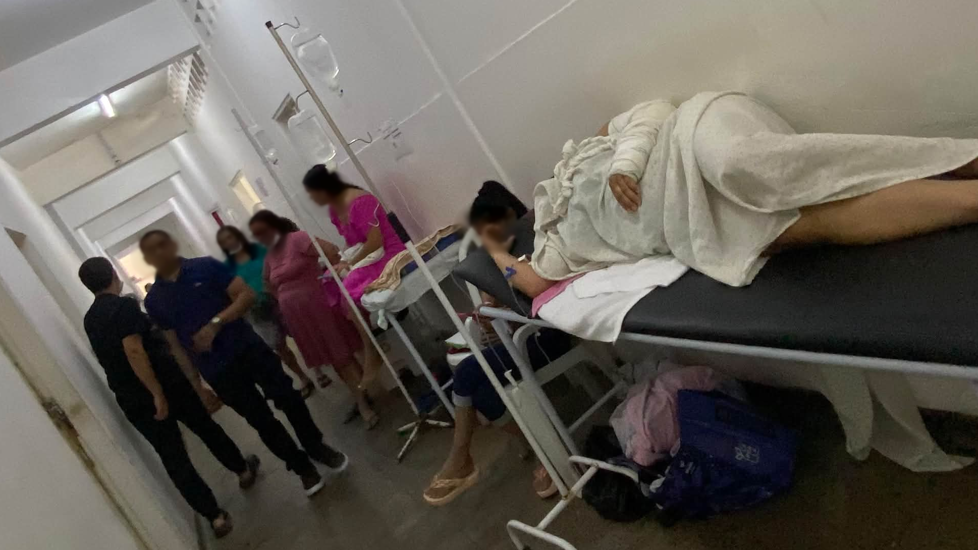 Corredores do Hospital Regional Tarcísio Maia voltam a registrar superlotação