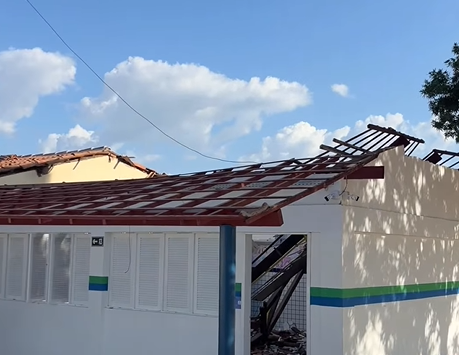 Teto de sala de escola recém-reformada desaba em Mossoró; aulas são suspensas
