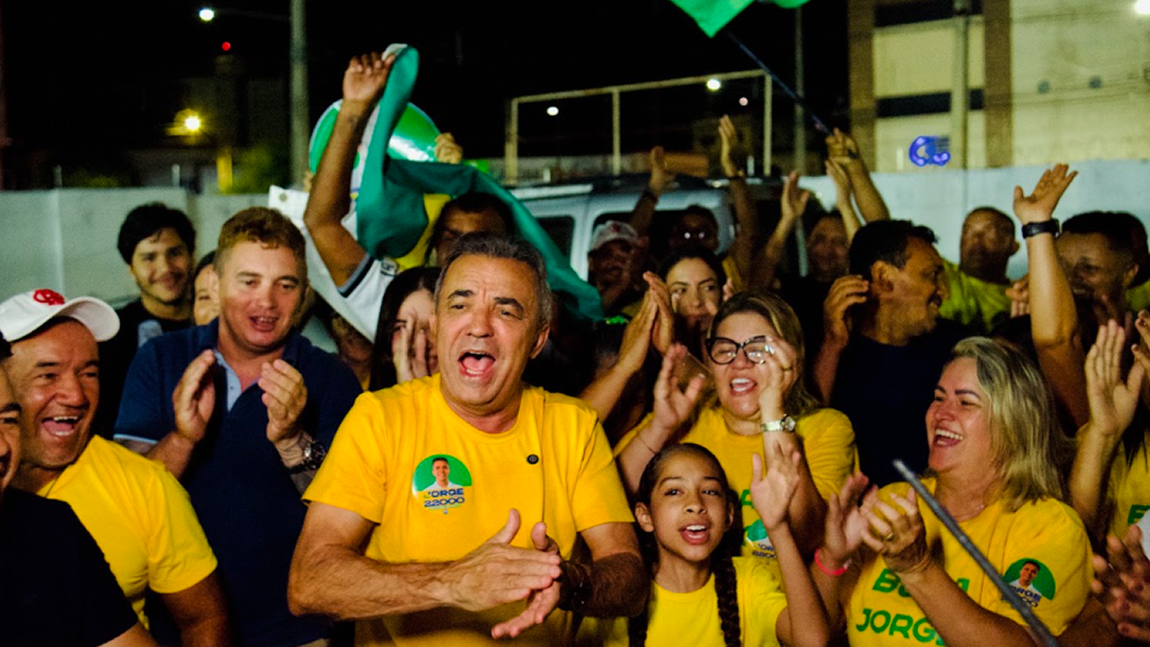 Jorge do Rosário inicia campanha com grande adesivaço na madrugada em Mossoró
