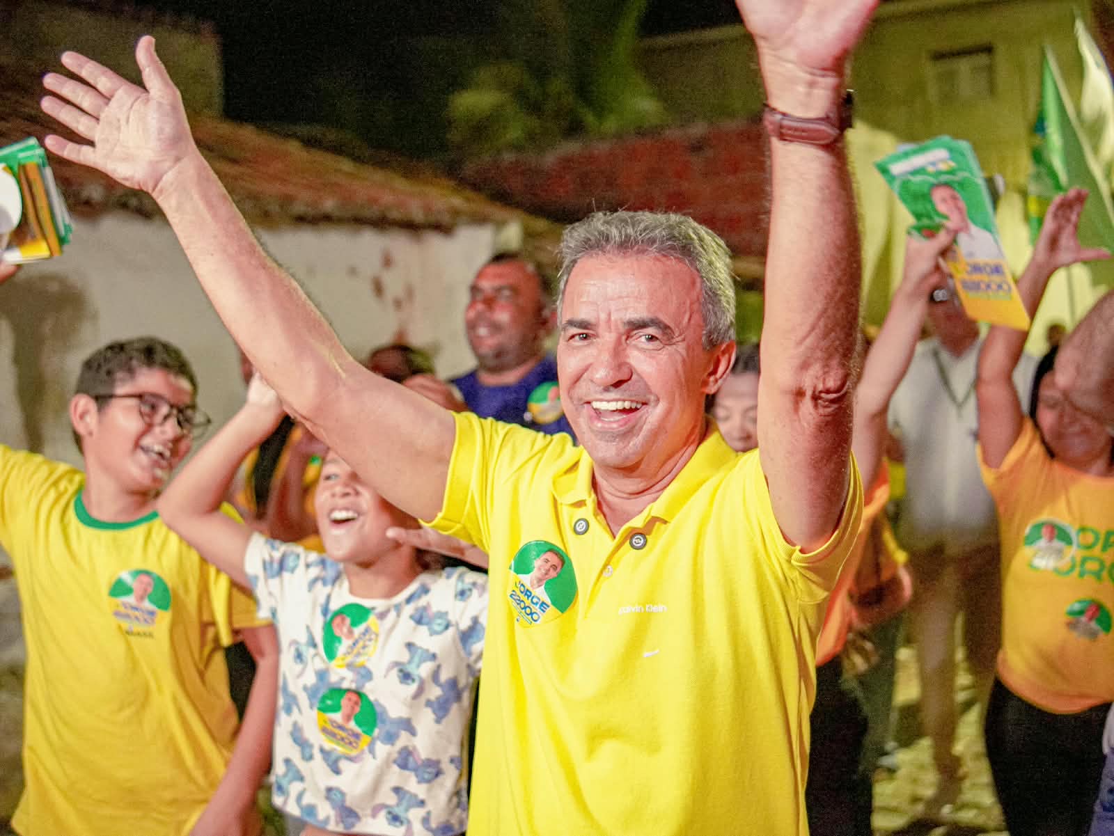 Jorge do Rosário faz caminhada no bairro onde nasceu e cresceu