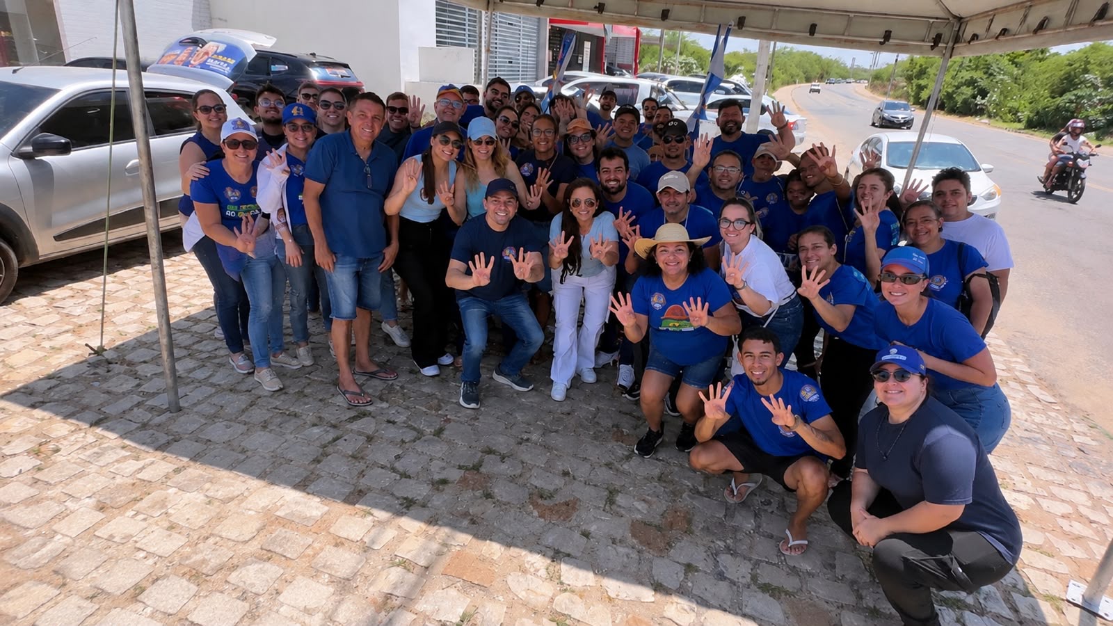 Adesivaço de Bianca reúne apoiadores e movimenta o Grande Alto São Manoel