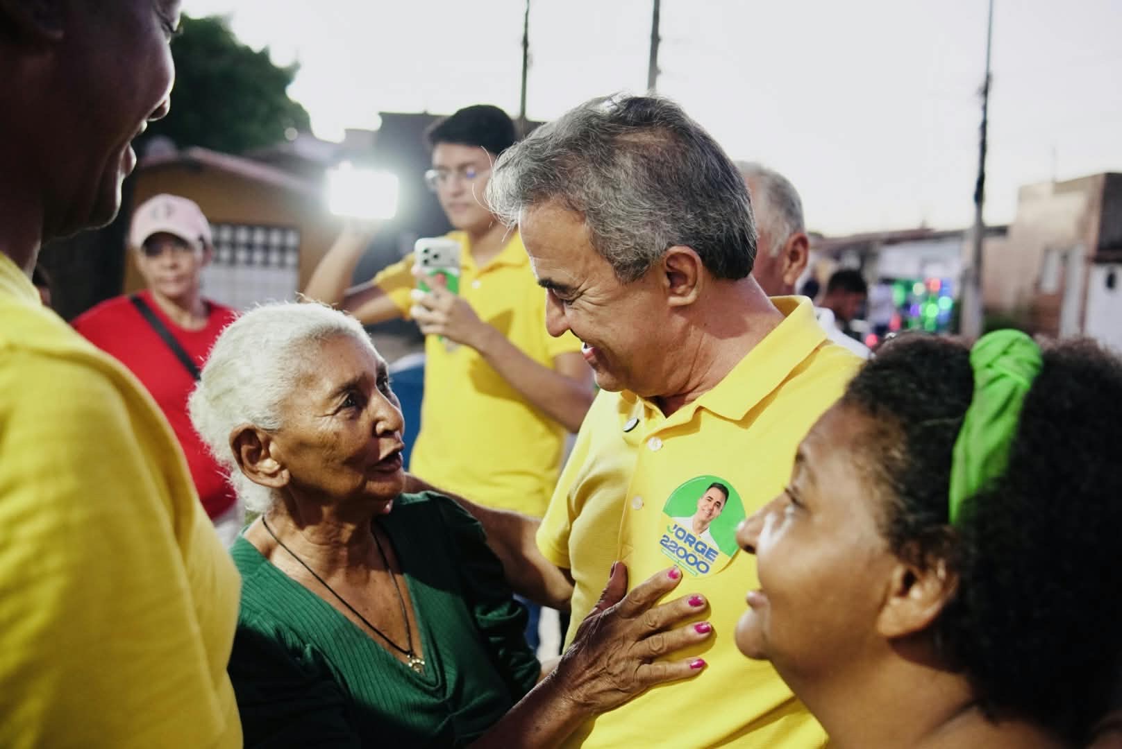 Jorge do Rosário realiza caminhada e recebe apoios de moradores no Redenção, em Mossoró
