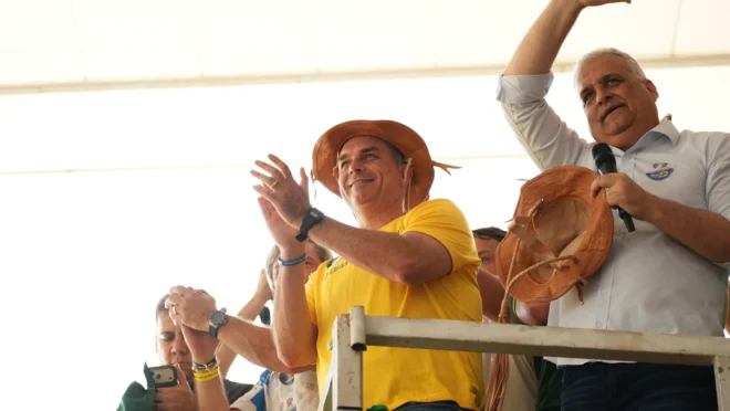 Flávio Bolsonaro passa Lula numericamente e assume liderança no 2º turno, aponta Vox Brasil