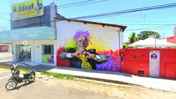 Justiça Eleitoral determina cobertura de imagem de Lula em mural de comitê de Isolda em Mossoró
