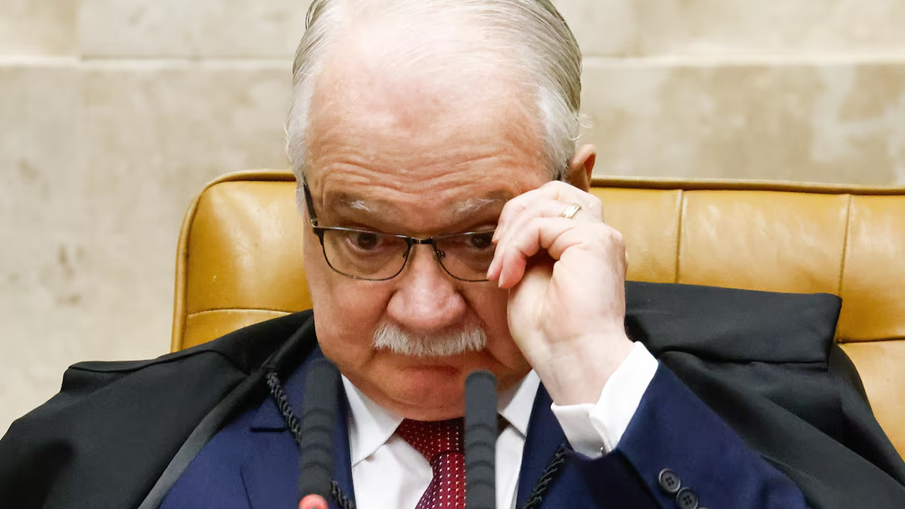Fachin tira do inquérito das fake news investigação de Mendonça pedida por Moraes