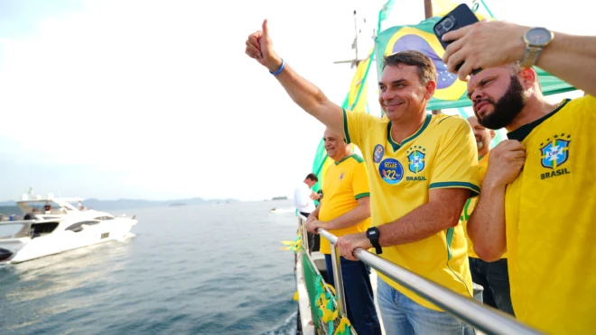 Flávio Bolsonaro passa Lula e lidera 1º turno, aponta Veritá