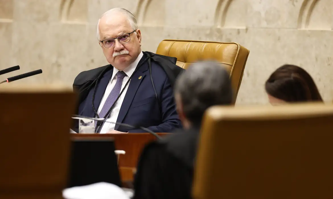 Fachin suspende decisão de Mendonça de afastar diretor da PF