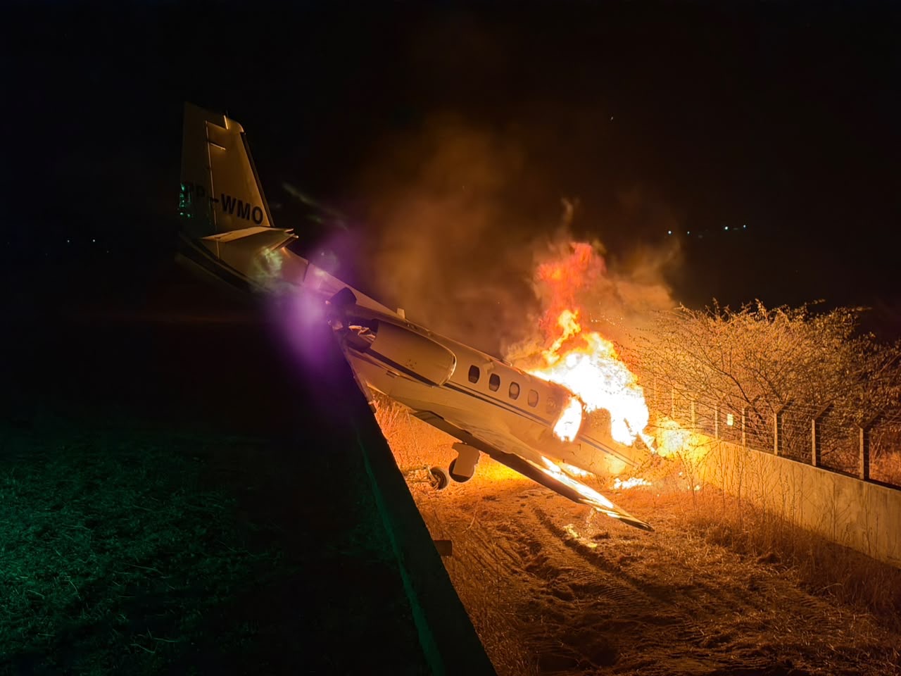 Avião com cantor Rey Vaqueiro sai da pista e pega fogo em Parelhas