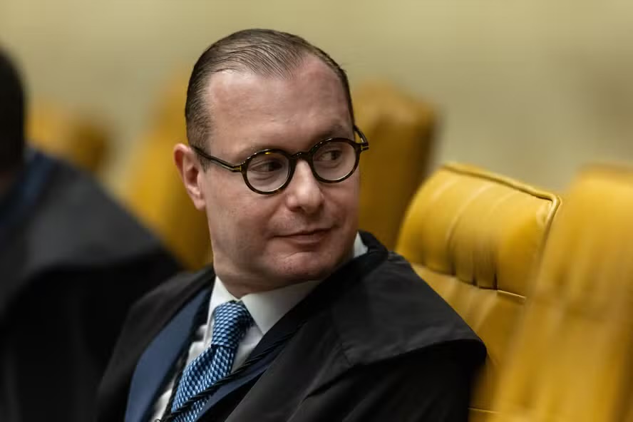 VIROU VÁRZEA: Zanin, ex-advogado de Lula, dá prazo até as 23h para PF entregar mídia do celular de Vorcaro