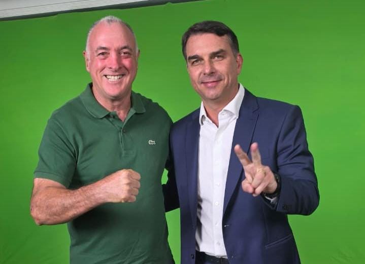 Flávio Bolsonaro pede voto em Coronel Hélio para senador: "O RN vai vencer"