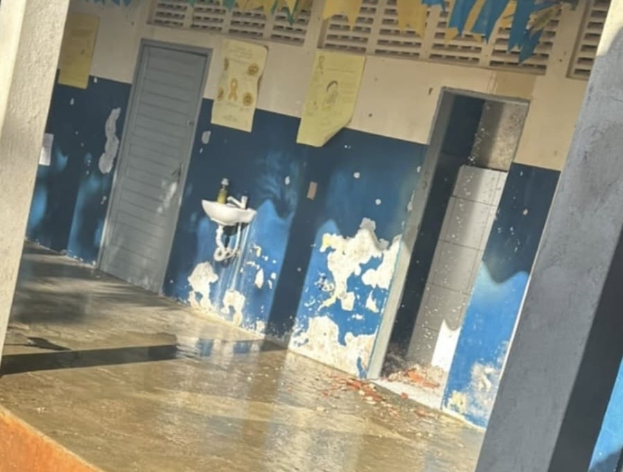Teto de banheiro desaba em escola estadual de Mossoró e escancara o desastre da gestão Fátima na educação do RN