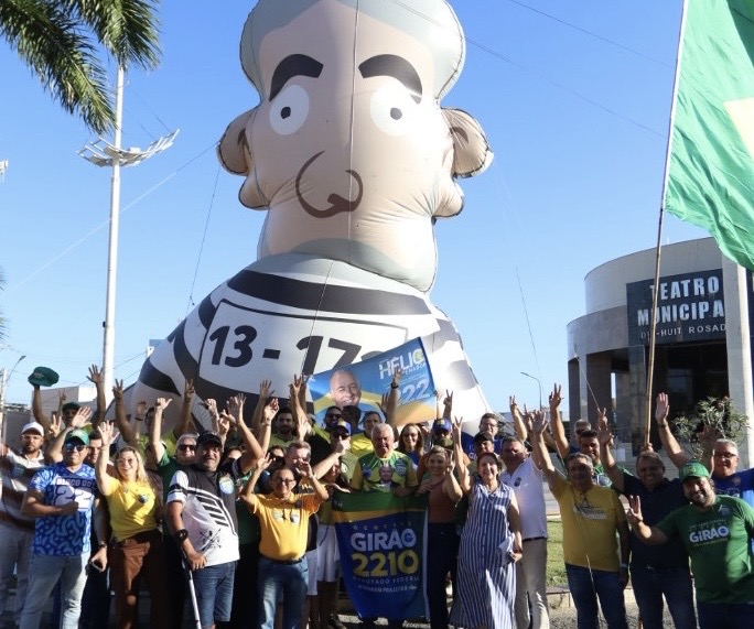 General Girão realiza caravana pelo interior e participa de ato com “Pixuleco” na praça do Teatro Dix-Huit Rosado, em Mossoró
