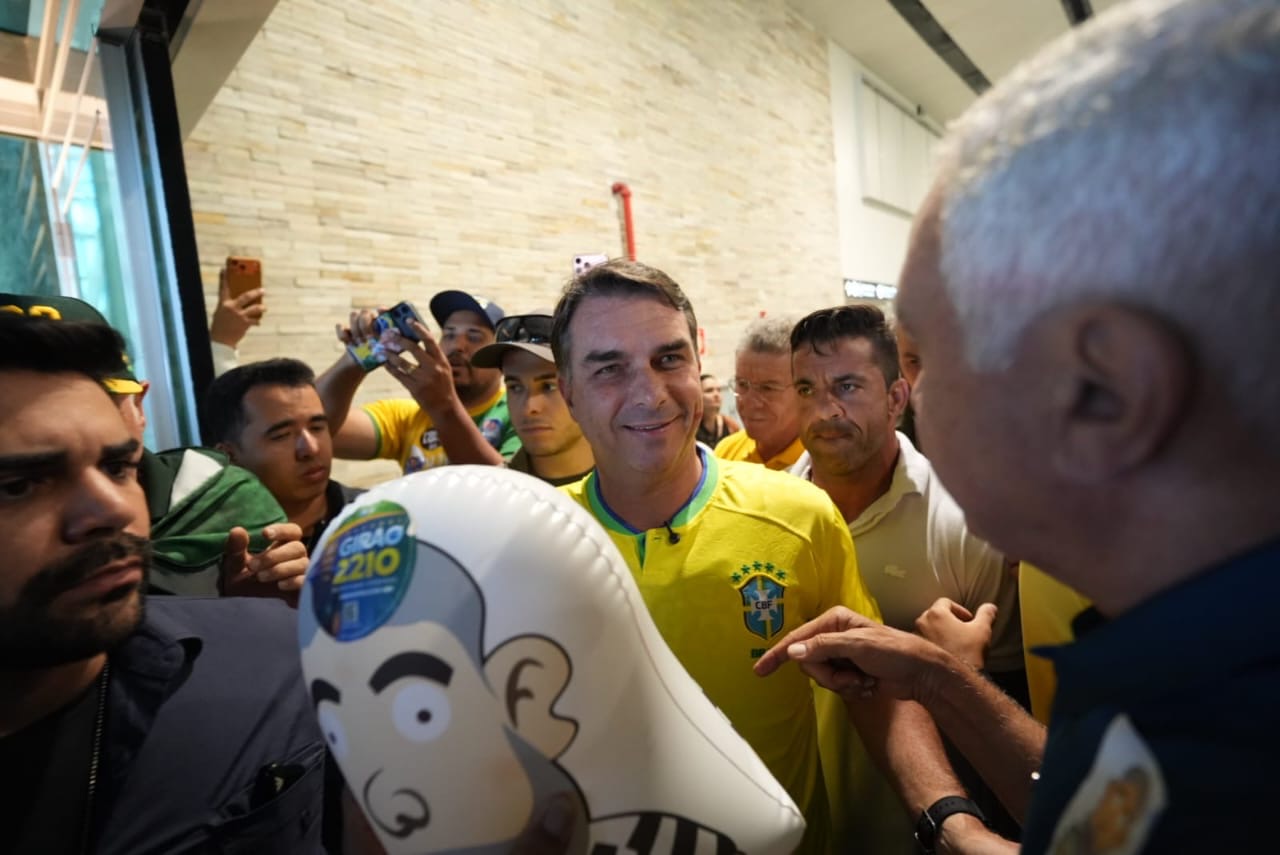 General Girão e Flávio Bolsonaro são arrastados por multidão no Aeroporto de São Gonçalo