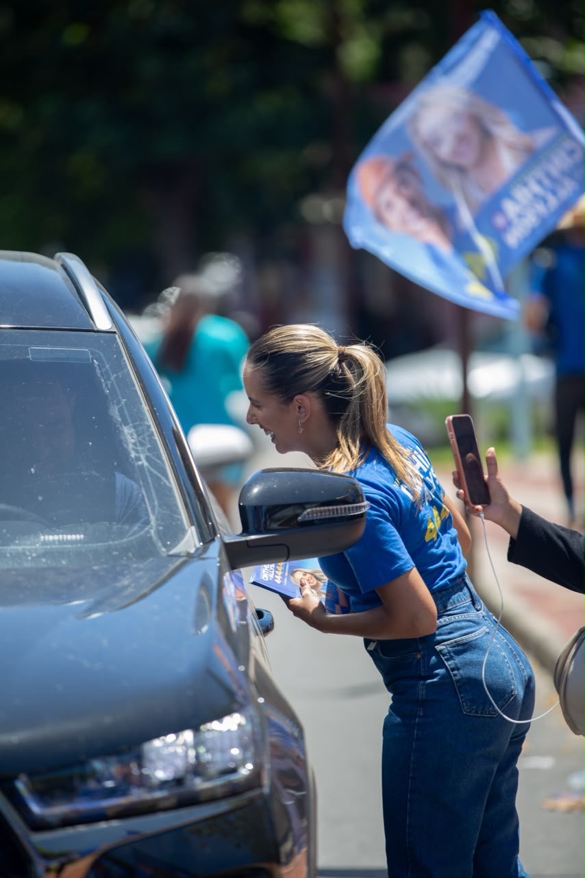 Cinthia de Allyson faz panfletagem no sinal de trânsito e apresenta propostas em Mossoró