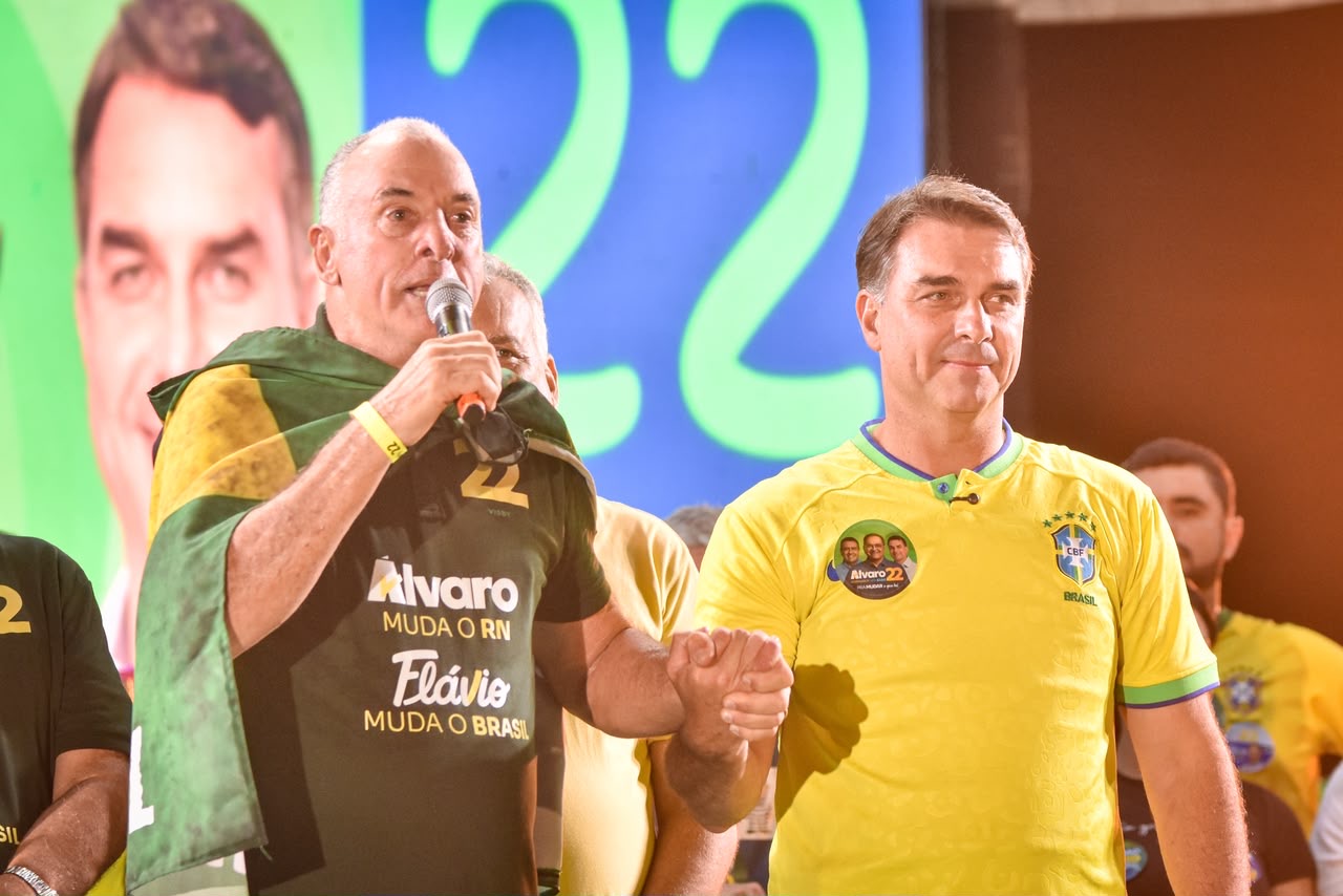 PT aciona Justiça para tirar Flávio Bolsonaro do programa eleitoral de Coronel Hélio