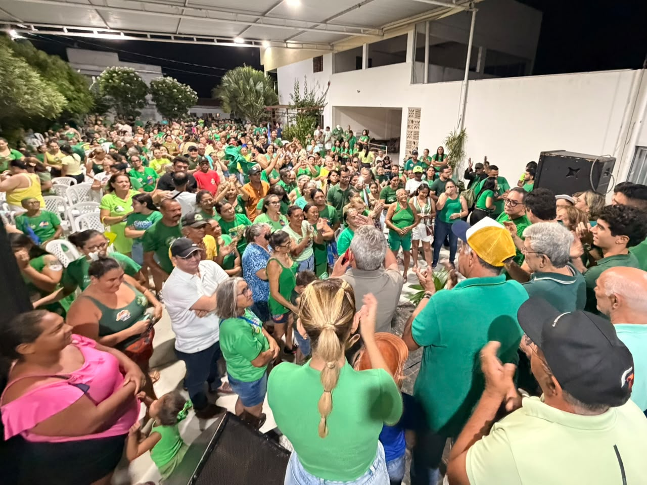 Em Angicos, Walter Alves e Garibaldi reúnem multidão em reunião e arrastão