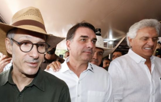 Zema declara apoio a Flávio Bolsonaro no segundo turno: 'não vou me omitir nem ficar em cima do muro'