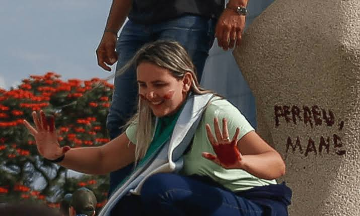 Temendo impeachment, Moraes concede regime semiaberto para Debora do Batom