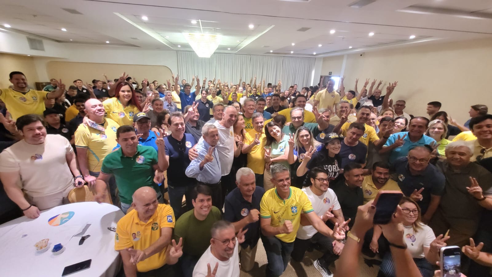 Enquanto Lula fazia passeata no Alecrim, Rogério reunia mais de 100 prefeitos em apoio a Flávio Bolsonaro
