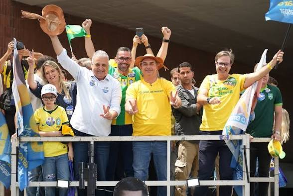 Flávio Bolsonaro abre 10 pontos de vantagem sobre Lula e chega a 55% dos votos válidos, aponta Gerp