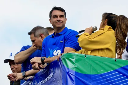 Flávio Bolsonaro aceita desafio de Lula sobre abertura de sigilos e promete ir “às últimas consequências”