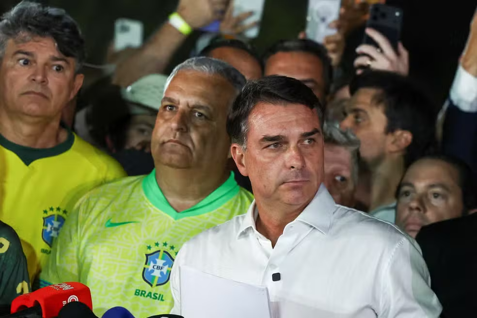 Para não ser usado como barganha de Moraes e evitar impeachment no STF, Flavio deixa o Brasil para os EUA