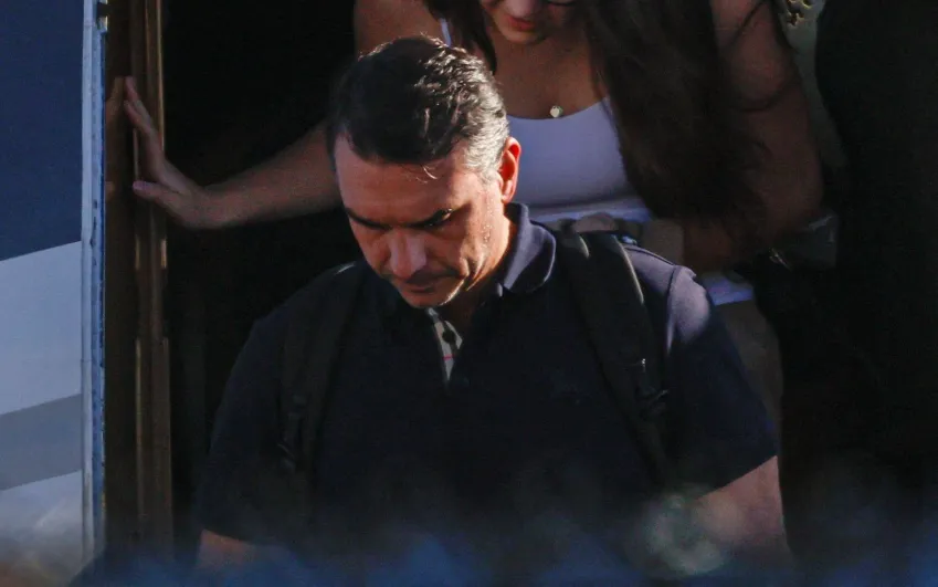 Polícia Federal afirma que Flávio Bolsonaro não está foragido e diz não haver registro oficial de saída do Brasil